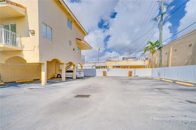 Building Photo - 9 E 4th St