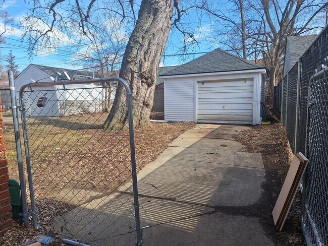 Foto del edificio - Charming 4 bedroom bungalow freshly updated