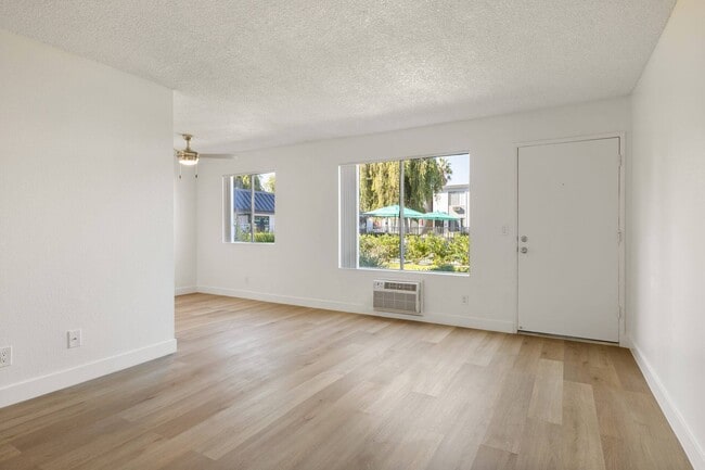 Building Photo - Horizon