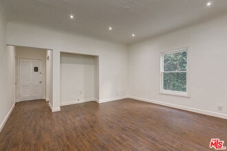 Building Photo - 7229 Willoughby Ave