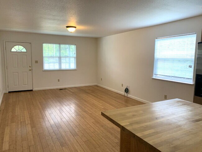 Foto del edificio - Spacious townhome within walking distance ...