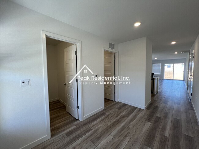 Foto del edificio - Brand New Rancho Cordova 4bd/2.5ba Home wi...