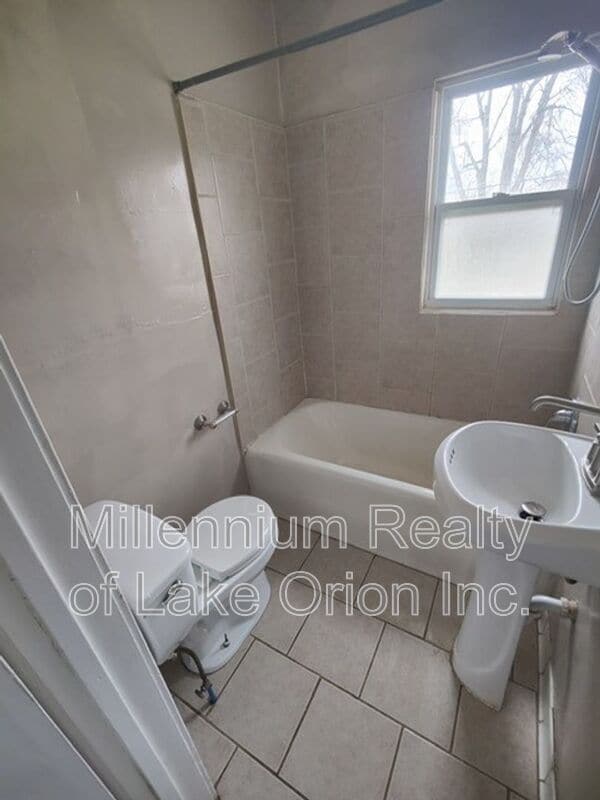 Building Photo - 140 Summit St