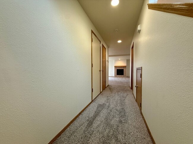 Building Photo - COME TAKE A LOOK AT THIS SPACIOUS TOWNHOME IN REDMOND!
