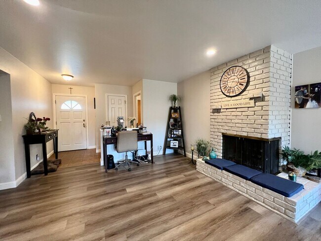Foto del edificio - CAMPBELL (Dry Creek/Pruneyard neighborhood) HOME FOR RENT - $5,500/mo includes landscaping