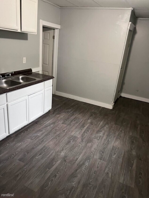 Foto principal - 1 br, 1 bath Triplex - 2033 West 98th Stre...