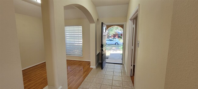 Building Photo - 16306 April Ridge Dr