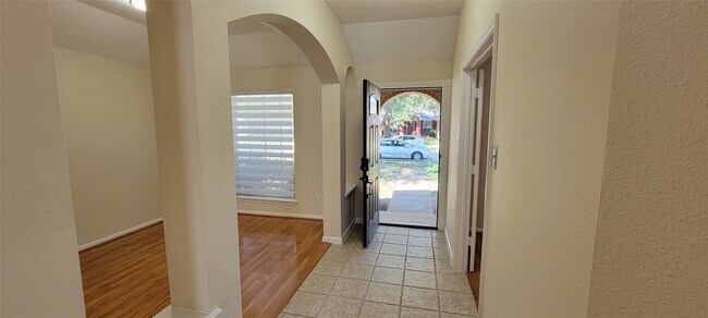 Foto del edificio - 16306 April Ridge Dr