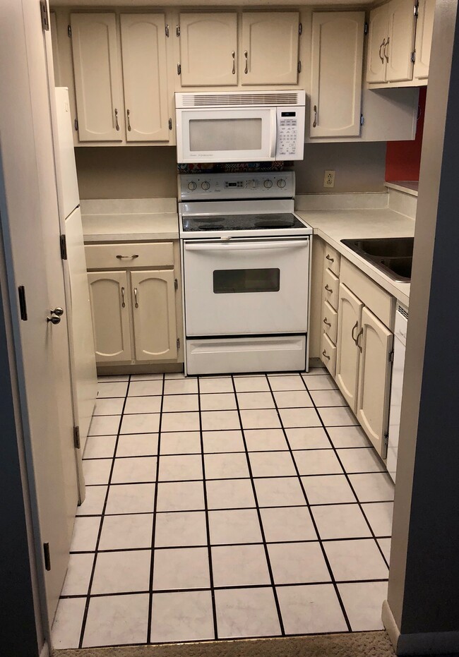 Building Photo - 9014 S Pointe Ridge Ln