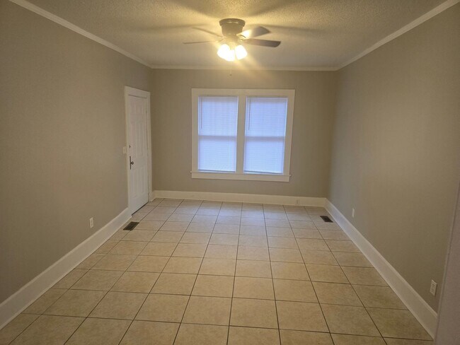 Foto del edificio - 3 Bed 1 bath house