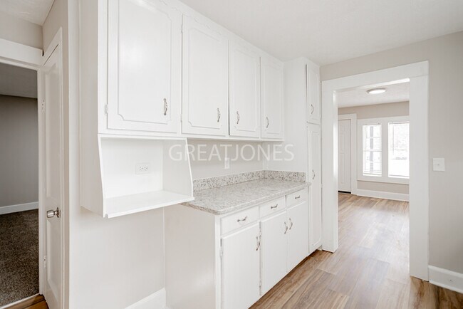 Building Photo - NOW OFFERING $250 OFF THE FIRST FULL MONTH...