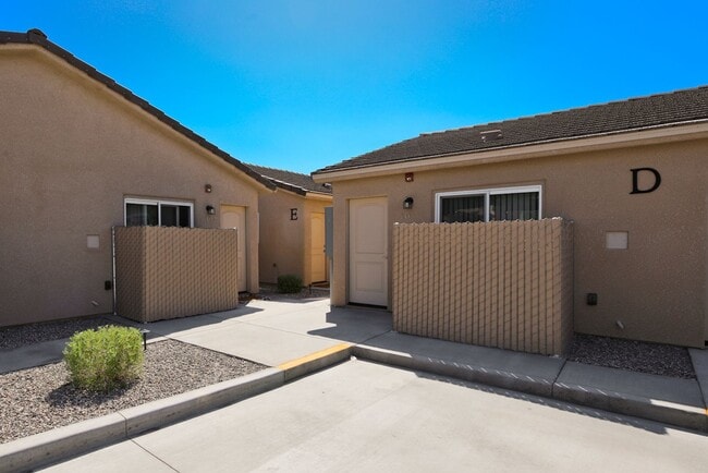 Building Photo - Move In Special! Unfurnished Full Time Apartment