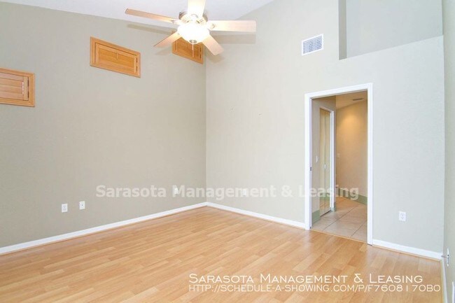 Building Photo - 2 Bedroom 2 Bath Townhome with Den in Tara