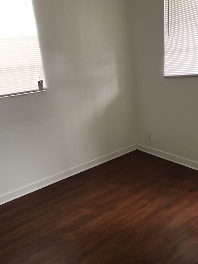Foto del edificio - 1359 W 31st St