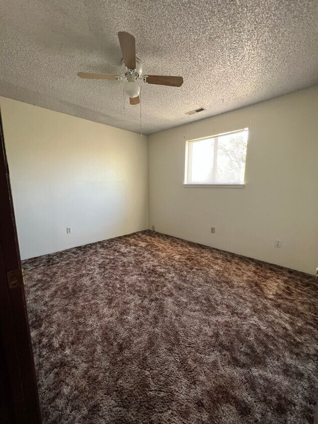 Foto del edificio - 2 Bedroom, 1 Bathroom Duplex - Upstairs Unit