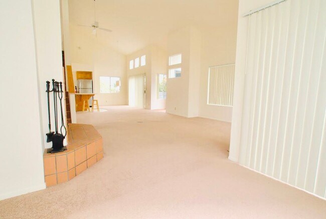 Building Photo - SPACIOUS 2BD/2BA CONDO WITH LOFT IN PB! BL...