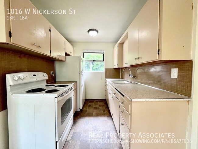 Building Photo - Bright Top Floor 1-Bedroom in North Queen ...