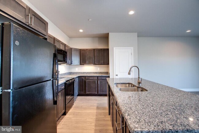 Foto del edificio - 6110 Sawgrass Ct