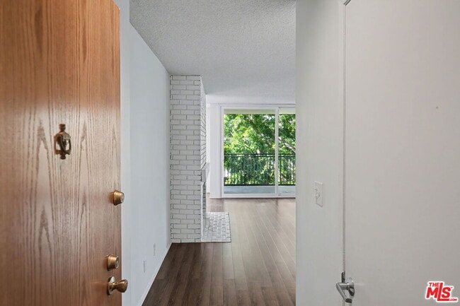 Foto del edificio - 1340 S Beverly Glen Blvd