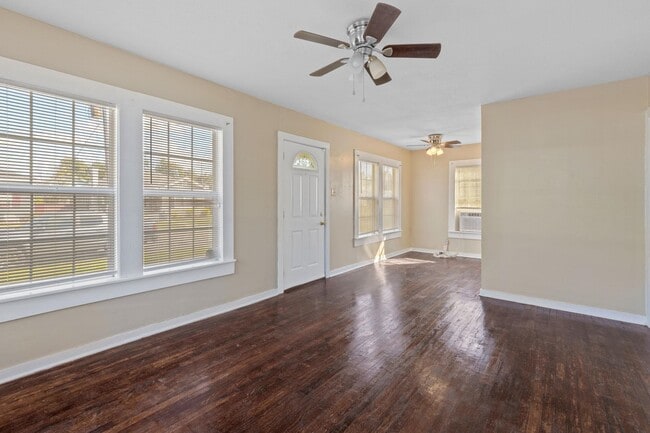 Building Photo - 420 Moss St