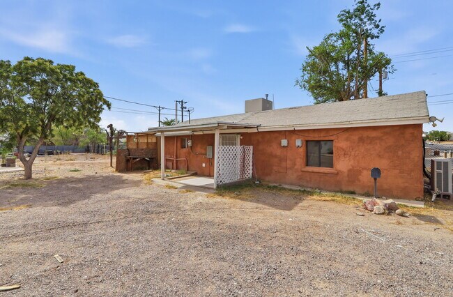 Foto del edificio - 593 Myra St