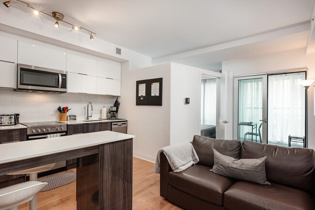 Building Photo - 2108 Boul. Saint-Laurent