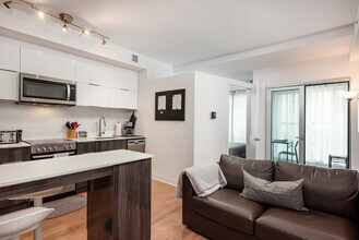 Building Photo - 2108 Boul. Saint-Laurent