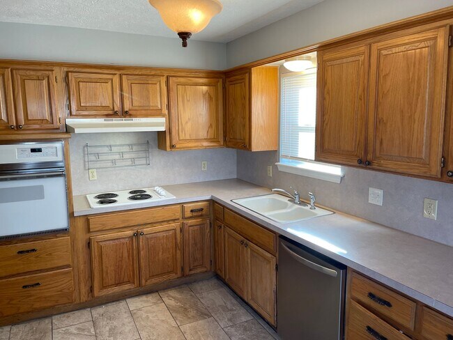 Foto del edificio - New paint and new bathroom tile!  Spacious...