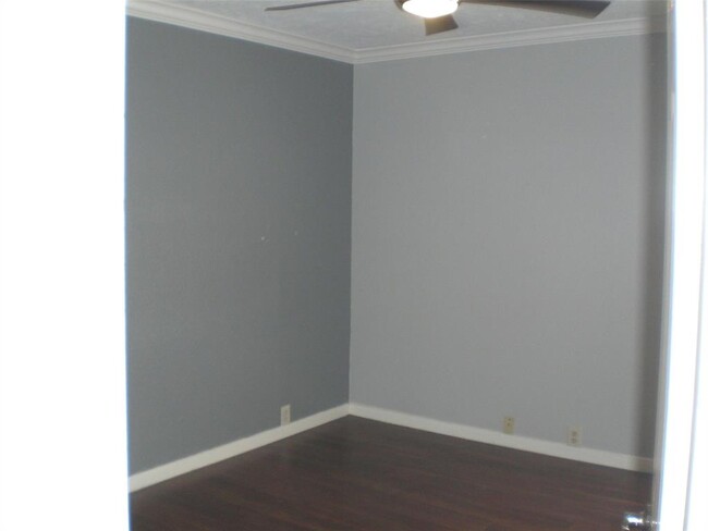 Building Photo - 3303 W Greenridge Dr
