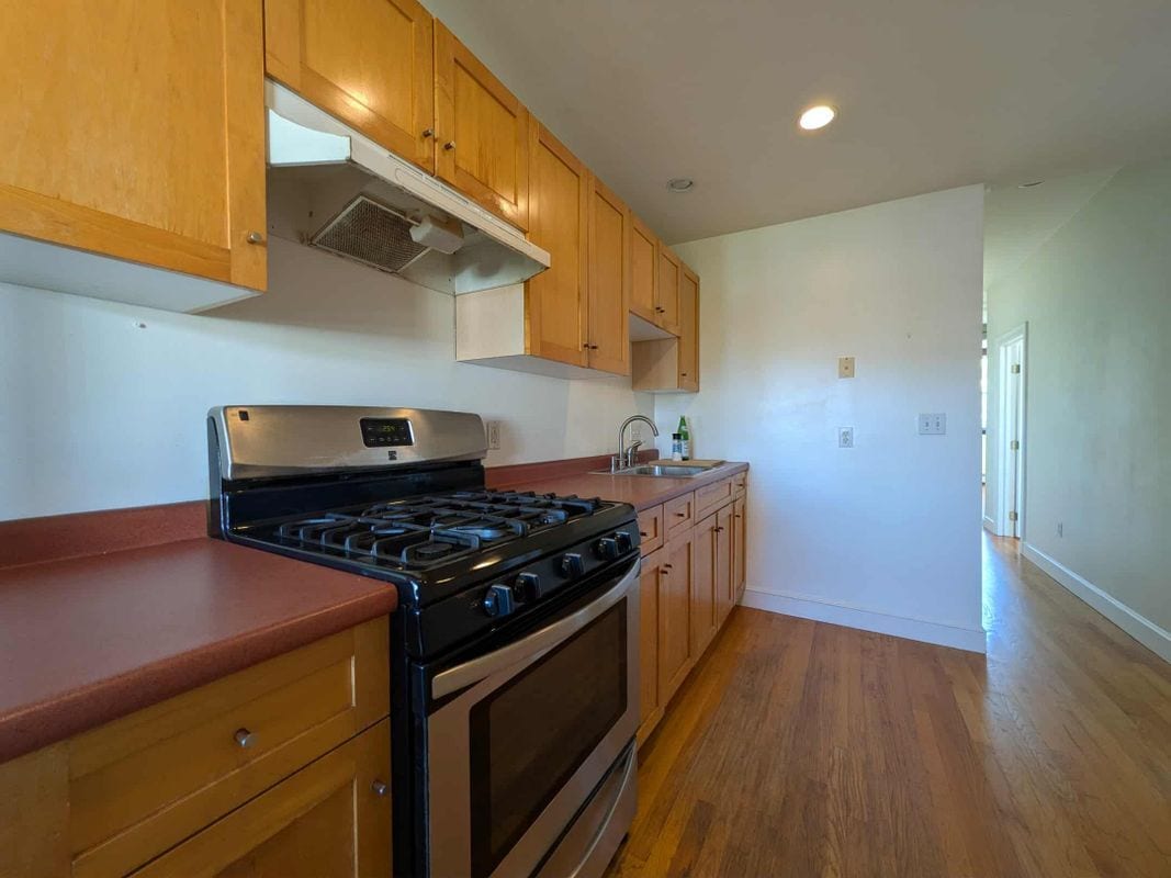 Primary Photo - 260 Sidney St