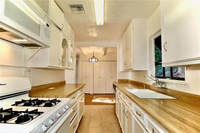 Building Photo - 21470 Providencia St