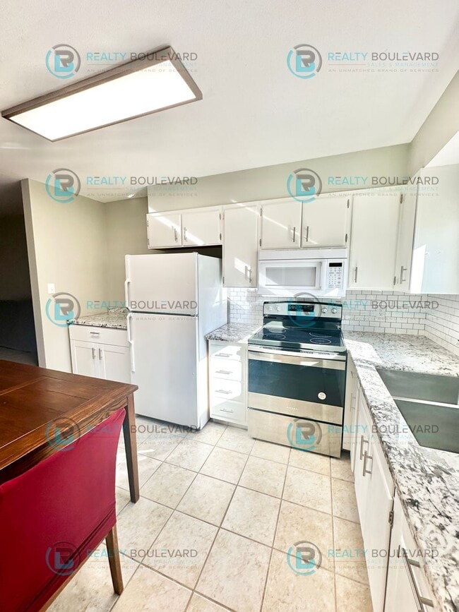 Foto del edificio - 2-bed, 2-bath, 2-story townhome with pool and park like setting outside the front door.