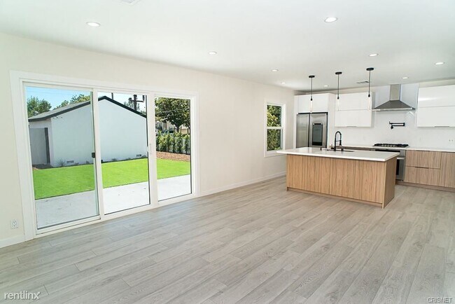 Foto del edificio - 3 br, 2 bath House - 16666 Gilmore St