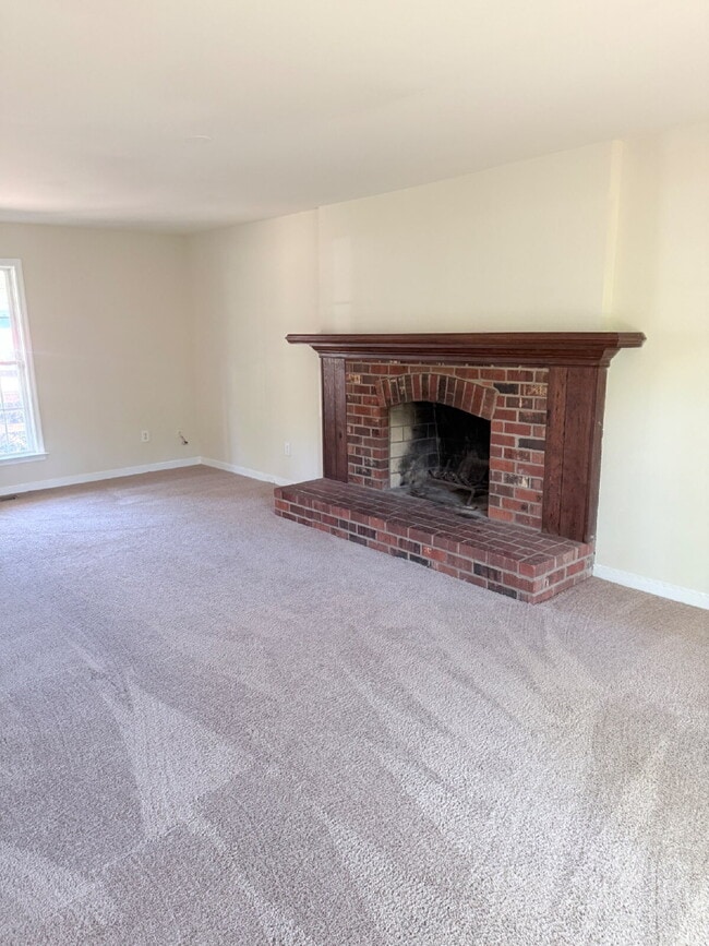 Building Photo - Spacious Lake View/Access Home in Chesterfield!