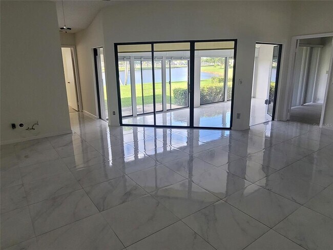 Foto del edificio - 8350 Mooring Cir