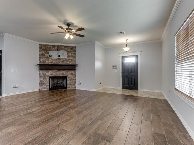 Foto del edificio - 7201 Meadow Lake Dr