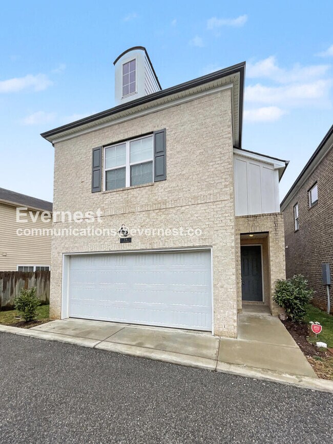 Foto del edificio - 3 Bed, 2.5 Bath Home with Fenced Yard & Garage / Available Now!