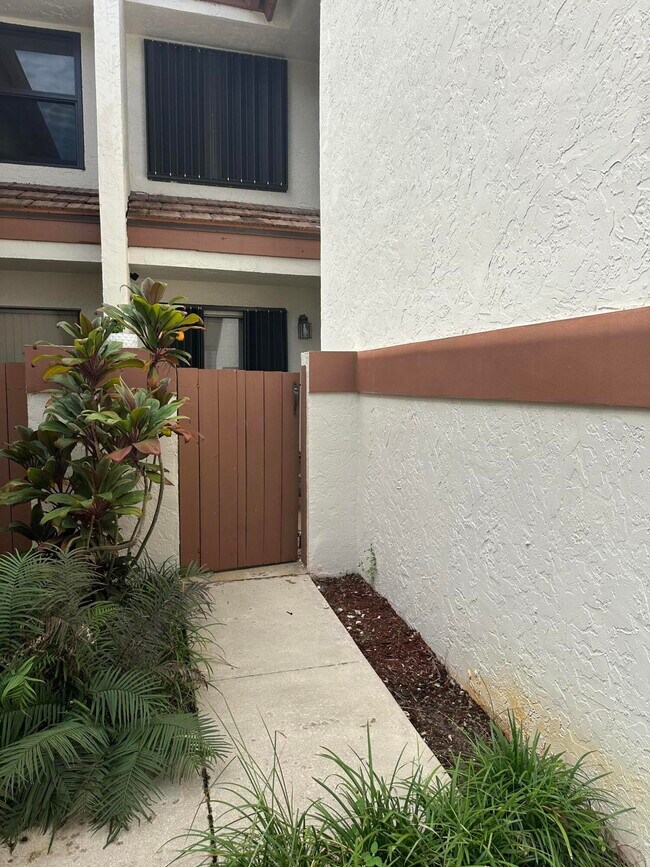 Foto del edificio - 12725 Shoreline Dr