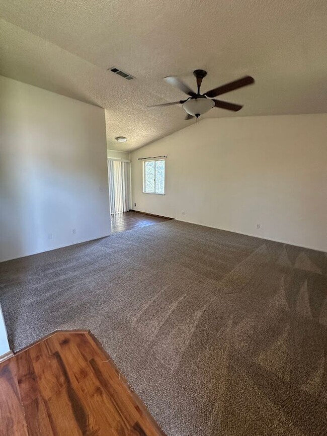 Foto del edificio - Well maintained home on 1.14 acres - Landscaping included!