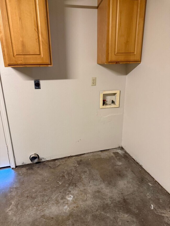 Foto del edificio - 3 Bed 2 Bath House With 2 Car Garage.