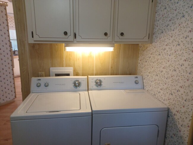 Foto del edificio - 55 + Community Turn Key 2 Bedroom / 2 Bathroom Home in a Private Gated Community Furnisher Negoti...