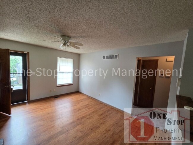Building Photo - 3 Bedroom 1.5 Bathroom Duplex with 1 car garage in North Kansas City