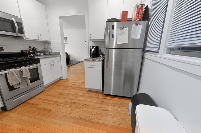 Foto del edificio - Bright and Sunny Updated 3-bed/1-bath near Loyola