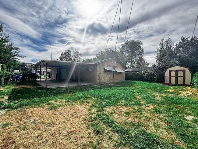 Building Photo - Perfect Location - Private Backyard - 3 bed 1 bath Home!