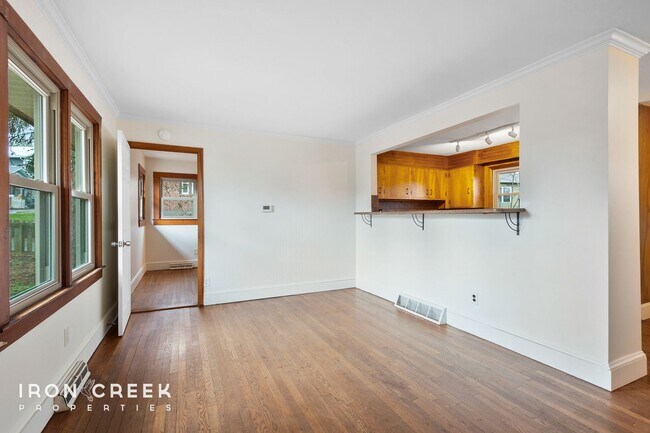 Foto del edificio - Beautifully Updated Three-Bedroom Rancher ...