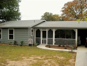Building Photo - 404 Oakhill Dr