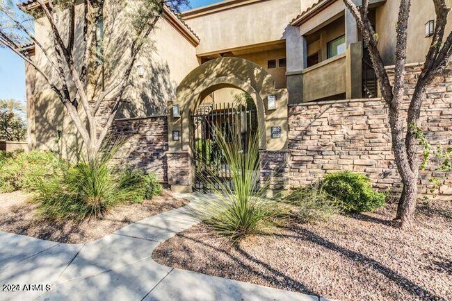Building Photo - 7027 N Scottsdale Rd