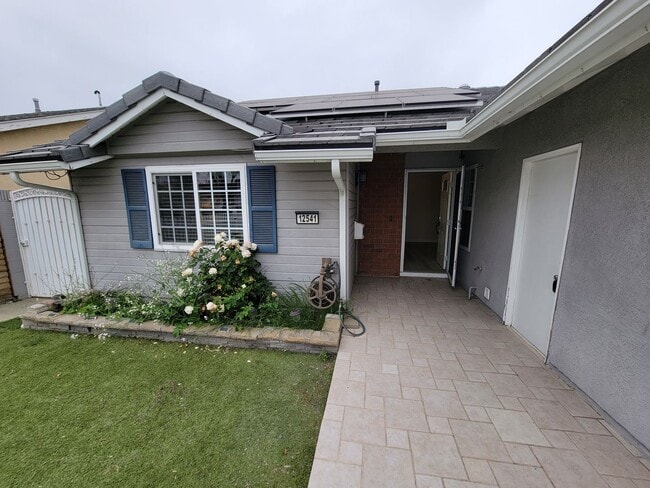 Building Photo - Rare 4 Bed, 2 Bath House