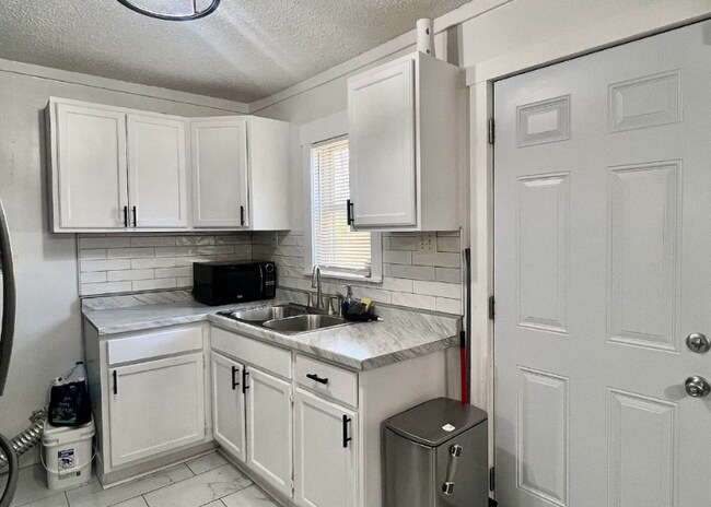 Building Photo - 847 Marianna St