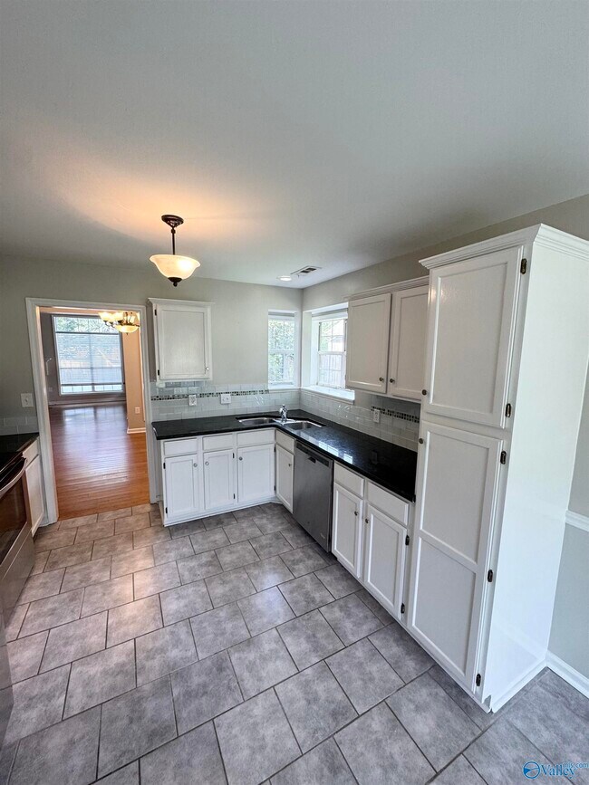Building Photo - 102 Sunset Cir